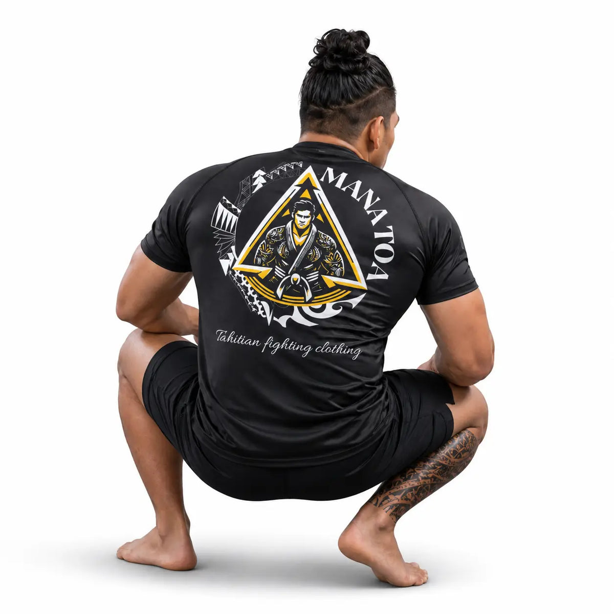 Combattant polynésien portant le rashguard manche courte Mana Toa vue de dos