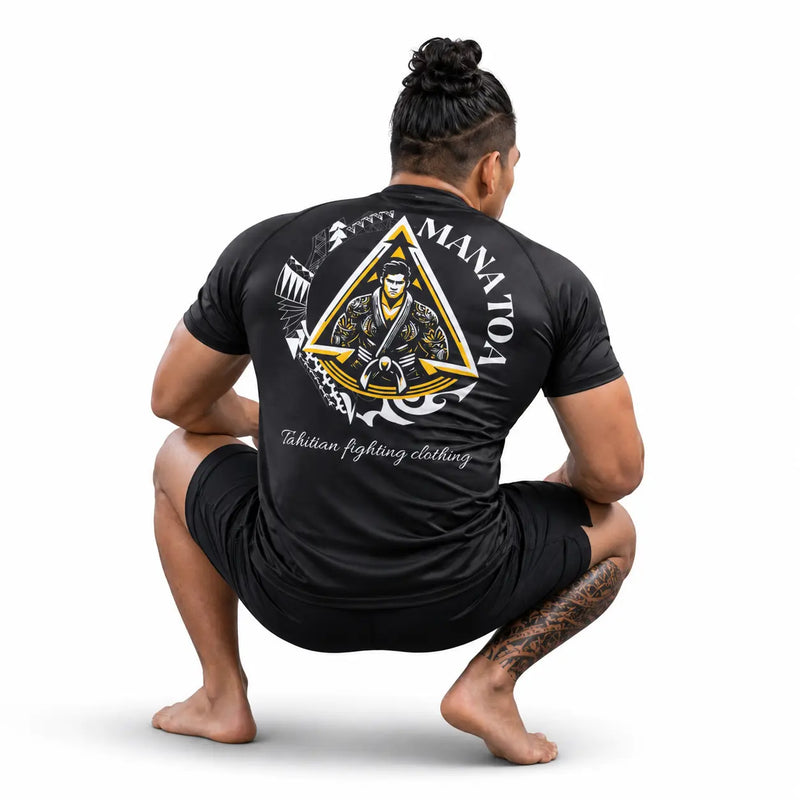 Combattant polynésien portant le rashguard manche courte Mana Toa vue de dos